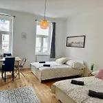 Stylish & Renovated Apartment With Free Parking