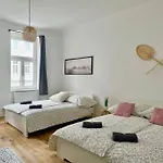 Stylish & Renovated Apartment With Free Parking